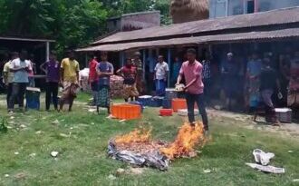 শ্যামনগরে চিংড়িতে অপদ্রব্য পুশকালে হাতেনাতে ধরা, ৬ ব্যাবসায়ীকে জরিমানা শ্যামনগরে চিংড়িতে অপদ্রব্য পুশকালে হাতেনাতে ধরা, ৬ ব্যাবসায়ীকে জরিমানা