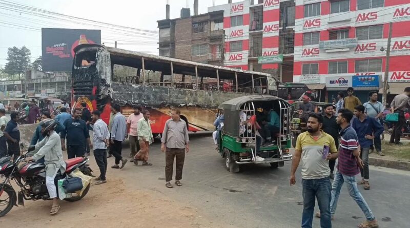 ঝিনাইদহে যুবক নিহতের ঘটনায় বাসে আগুন, প্রতিবাদে সড়ক অবরোধ শ্রমিকদের ঝিনাইদহে যুবক নিহতের ঘটনায় বাসে আগুন, প্রতিবাদে সড়ক অবরোধ শ্রমিকদের