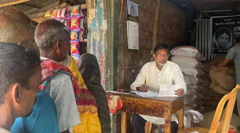 চাঁদপুর পৌরসভার ৭ নং ওয়ার্ডে ন্যায্যমূল্যে চাল-আটা বিক্রি, উপকৃত নিম্ন ও মধ্যবিত্ত মানুষ
