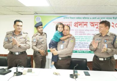 ঈদযাত্রা নির্বিঘ্ন করতে নির্দেশনা: কেএমপি ট্রাফিক বিভাগের সম্মাননা প্রদান অনুষ্ঠানে কেএমপি কমিশনার ঈদযাত্রা নির্বিঘ্ন করতে নির্দেশনা: কেএমপি ট্রাফিক বিভাগের সম্মাননা প্রদান অনুষ্ঠানে কেএমপি কমিশনার