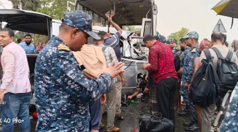 বাগেরহাটের রামপালে ভয়াবহ সড়ক দুর্ঘটনা: বাস–মাইক্রোবাস সংঘর্ষে নিহত ১৩, একই পরিবারের ১১ জন