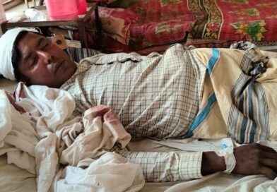 সুজানগরে সরকারি চাল বিতরণের অনিয়মের প্রতিবাদ করায় বাবা ছেলে কে পিটিয়ে গুরুতর আহত করেছে ইউপি সদস্য মতিন