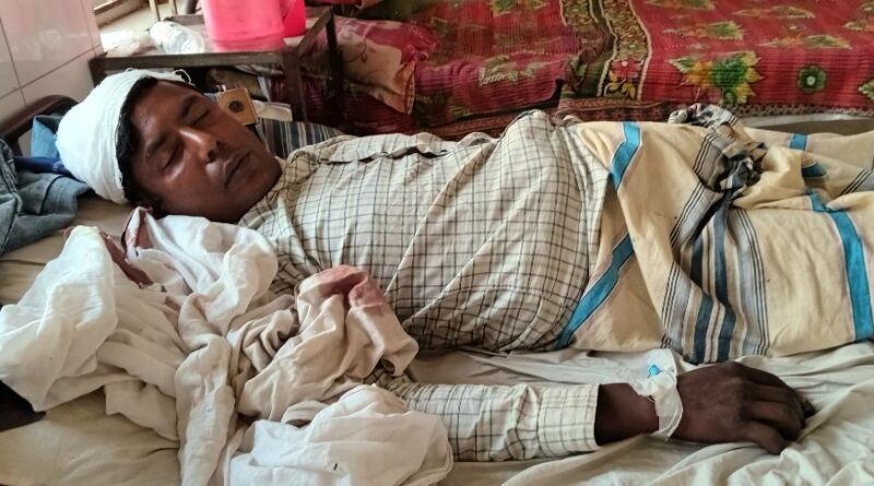 সুজানগরে সরকারি চাল বিতরণের অনিয়মের প্রতিবাদ করায় বাবা ছেলে কে পিটিয়ে গুরুতর আহত করেছে ইউপি সদস্য মতিন