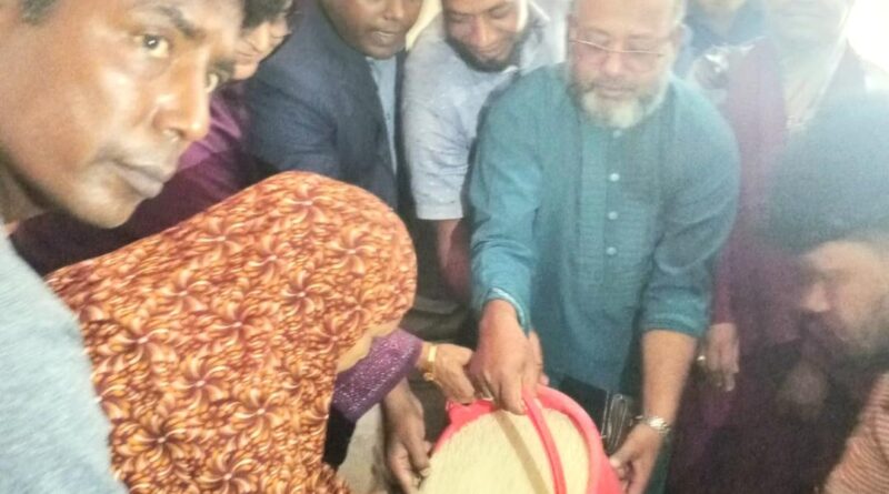 সুজানগরের নাজিরগঞ্জ ইউনিয়নে সরকারি চাল বিতরণ কার্যক্রমের উদ্বোধন