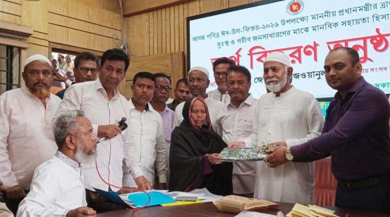 পার্বতীপুরে দু:স্থদের হাতে পৌঁছাল প্রধানমন্ত্রীর ত্রাণ ও শাড়ি