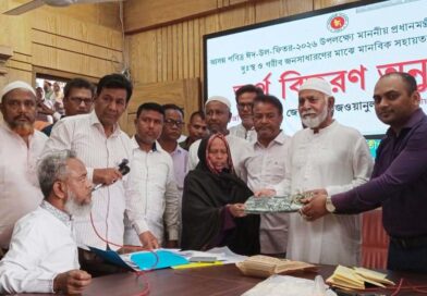 পার্বতীপুরে দুস্থদের মাঝে প্রধানমন্ত্রীর ত্রাণ ও শাড়ি বিতরণ