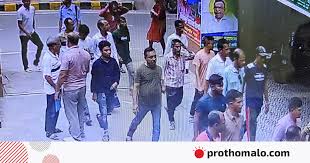 খুলনা প্রেসক্লাবে ঢুকে সাংবাদিকদের লাঞ্ছনা, সড়ক অবরোধ করে বিক্ষোভ, সংকেতটা কেমন: চুপ থাকো, না হলে এর চেয়েও খারাপ হবে।