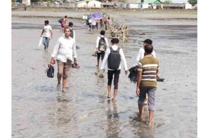 চরম ভোগান্তিতে বটিয়াঘাটার খেয়াঘাট দিয়ে ঝুঁকি নিয়ে পারাপার হচ্ছে যাত্রীরা, দ্রুত ব্যবস্থার দাবি