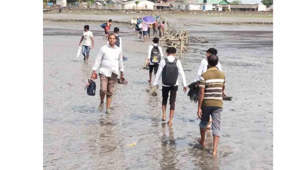 চরম ভোগান্তিতে বটিয়াঘাটার খেয়াঘাট দিয়ে ঝুঁকি নিয়ে পারাপার হচ্ছে যাত্রীরা, দ্রুত ব্যবস্থার দাবি