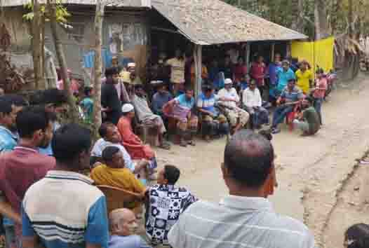 শিশুকে দিয়ে জমানো টাকা হাতানোর অভিযোগ; এলাকায় তোলপাড়