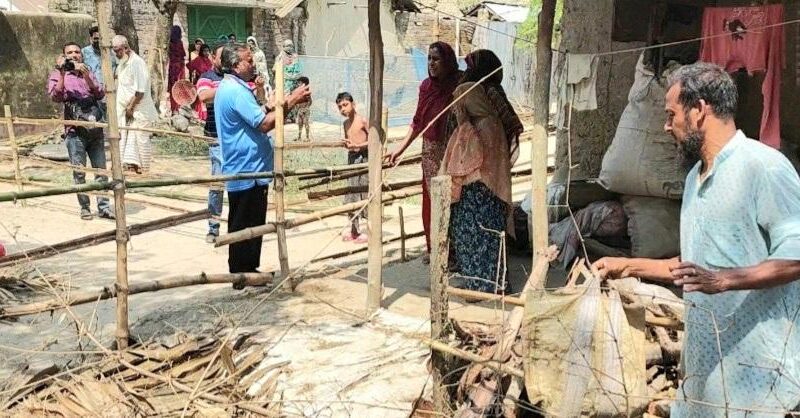 এক মাস অবরুদ্ধ পরিবার, ব্যর্থ জনপ্রতিনিধি; পুলিশের হস্তক্ষেপ কামনা