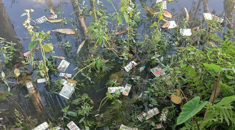 ইসলামপুরে ডোবার পানিতে ভাসছে সরকারি ওষুধ