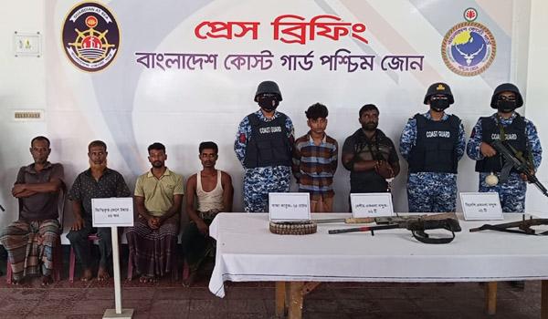 সুন্দরবনে কোস্ট গার্ডের অভিযানে করিম শরীফ বাহিনীর দুই দস্যু আটক অস্ত্র-গুলিসহ উদ্ধার ৪ অপহৃত জেলে