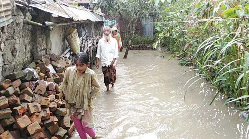 পার্বতীপুরে ড্রেন বন্ধের অভিযোগে জলাবদ্ধতা, দুর্ভোগে ৫০ পরিবার