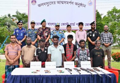 সুন্দরবনে আবারও বনদস্যুদের আত্মসমর্পণ ছোট সুমন বাহিনীর প্রধানসহ ৭ দস্যুর অস্ত্র জমা, কোস্ট গার্ডের অভিযানে দস্যুরা কোণঠাসা