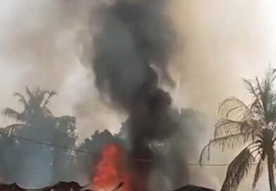 ভোলাহাটে বিদ্যুতের সর্টসার্কিটের আগুনে ৩টি বসতবাড়ীর ১১টি ঘর সম্পূর্ণ ভস্মিভূত! ক্ষয়ক্ষতির পরিমান প্রায় ৩৫ লক্ষাধিক!!