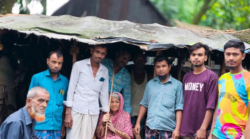তারাকান্দায় অসহায় এক বৃদ্ধ মহিলার মুখে হাসি ফোটালো সমাজ সেবা ফাউন্ডেশন