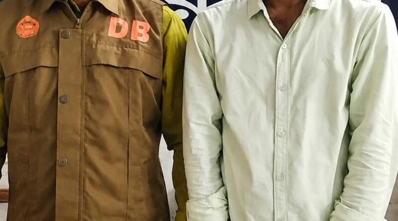 পিরোজপুরে গোয়েন্দা শাখা (ডিবি) পুলিশের অভিযানে ইয়াবা কারবারি আটক