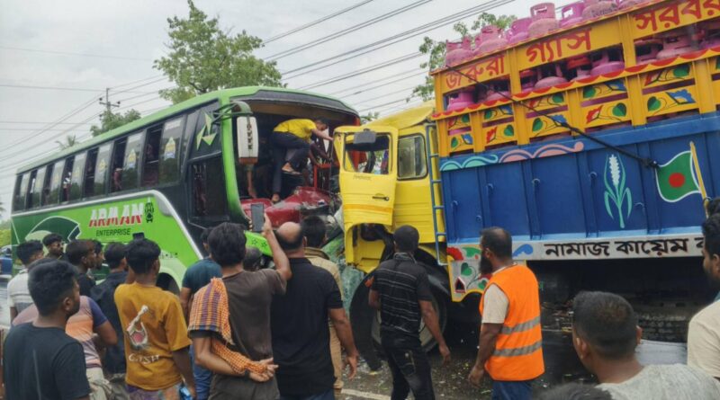 বাগেরহাটে বাস-ট্রাকের মুখোমুখি সংঘর্ষে আহত ২০