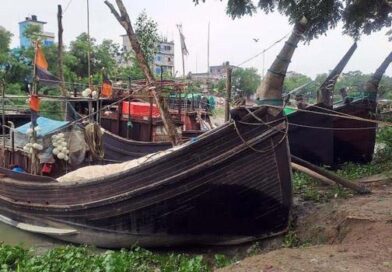 ৫৮ দিনের নিষেধাজ্ঞা শেষে সাগরে ফিরছেন জেলেরা, তবু পিছু ছাড়ছে না দস্যু আতঙ্ক বৈরী আবহাওয়া ও বন-জলদস্যুর ভয়ে উৎকণ্ঠায় উপকূলের হাজারো জেলে-মহাজন