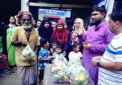 জামালপুরে অসহায় দরিদ্র মানুষদের মাঝে  ক্ষুদে শিক্ষার্থীদের মৌসুমী ফল বিতরণ