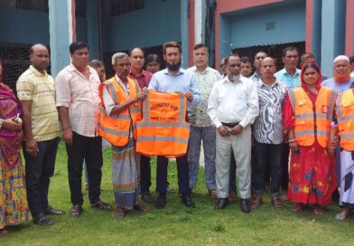 ইসলামপুরে পৌরসভা পরিচ্ছন্ন কর্মীদের মাঝে পোশাক বিতরণ