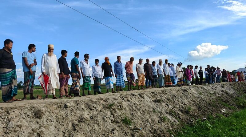 মেঘনা নদীর পশ্চিম পাড়ের নাওভাঙ্গা গ্রামে সরকারি রাস্তা নির্মাণে বাধা ভোগান্তিতে চরাঞ্চলবাসী