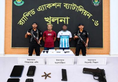লবণচরা এলাকায় ১ বিদেশি পিস্তল, ৫ রাউন্ড গুলি, ১টি ম্যাগাজিনসহ ২ অস্ত্রধারী সন্ত্রাসীকে গ্রেফতার করেছে র‍্যাব-৬।