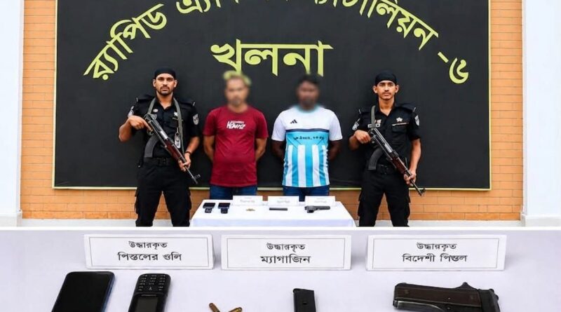 লবণচরা এলাকায় ১ বিদেশি পিস্তল, ৫ রাউন্ড গুলি, ১টি ম্যাগাজিনসহ ২ অস্ত্রধারী সন্ত্রাসীকে গ্রেফতার করেছে র‍্যাব-৬।
