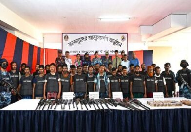 সুন্দরবনে কোস্ট গার্ডের দস্যুবিরোধী অভিযানের মুখে ছোট জাহাঙ্গীর বাহিনীর প্রধানসহ ২৭ দস্যুর আত্মসমর্পণ ,উদ্ধার বিপুল অস্ত্র-গোলাবারুদ