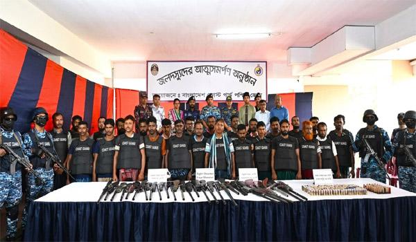 সুন্দরবনে কোস্ট গার্ডের দস্যুবিরোধী অভিযানের মুখে ছোট জাহাঙ্গীর বাহিনীর প্রধানসহ ২৭ দস্যুর আত্মসমর্পণ ,উদ্ধার বিপুল অস্ত্র-গোলাবারুদ