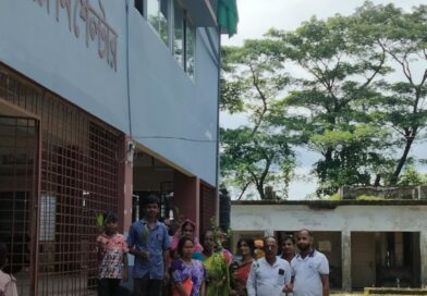 দাকোপে সরকারি নিয়মনীতিকে বৃদ্ধাঙ্গুলি দেখিয়ে চলেছে বিকে বড়বাক সরকারি প্রাথমিক বিদ্যালয়ের শিক্ষিকাগন