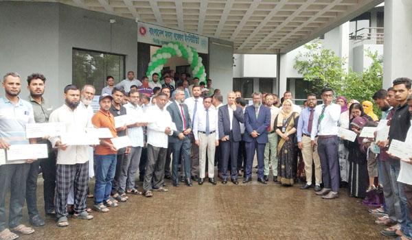 প্রান্তিক জেলেদের স্বাবলম্বী করতে সুন্দরবন উপকূলে ৪৮ জেলের হাতে ২ কোটি টাকার স্বল্পসুদের ঋণ বিতরণ