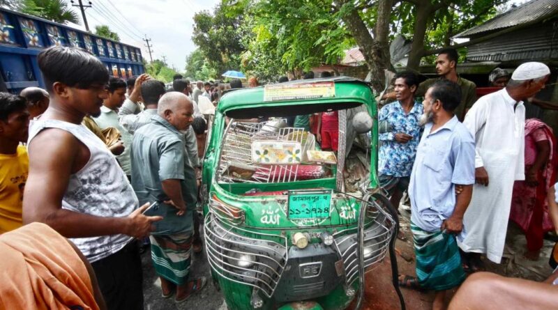 জামালপুরে সড়ক দূর্ঘটনায় নারী ও শিশুসহ নিহত ৩ জামালপুরে সড়ক দূর্ঘটনায় নারী ও শিশুসহ নিহত ৩