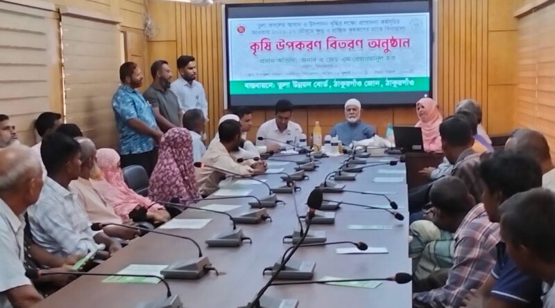পার্বতীপুরে তুলাচাষীদের মাঝে বিনামূল্যে কৃষি উপকরণ বিতরণ