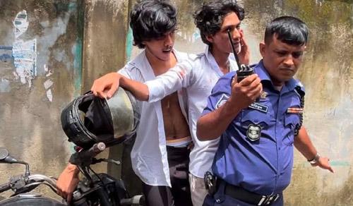 বাগেরহাটে এইচএসসি পরীক্ষা শেষে দুই পরীক্ষার্থীকে মারধর পুলিশ সদস্যদের সামনেই হামলা, পরীক্ষার্থীদের নিরাপত্তা নিয়ে প্রশ্ন,উদ্বেগ অভিভাবকদের