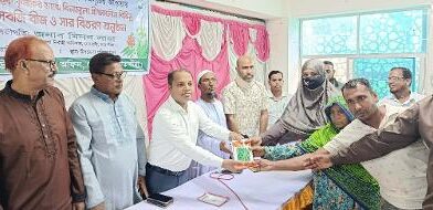 দেবহাটা উপজেলায় কৃষকদের মাঝে বীজ ও সার বিতরণ দেবহাটা উপজেলায় কৃষকদের মাঝে বীজ ও সার বিতরণ