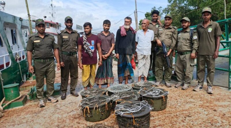 পূর্ব সুন্দরবনে পৃথক অভিযানে ১০ জেলে আটক, তিন নৌকা ও ২০০ কেজির বেশি কাঁকড়া জব্দ