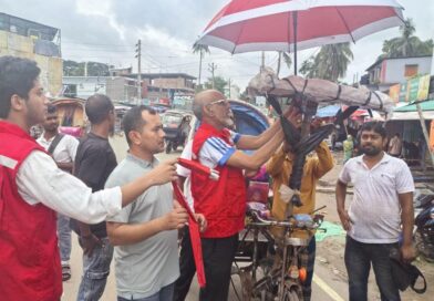 পিরোজপুরে হিটওয়েভ মোকাবিলায় শ্রমজীবী মানুষের মাঝে রেড ক্রিসেন্টের ছাতা বিতরণ