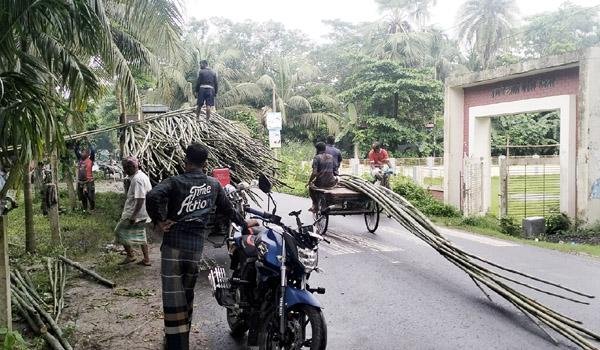 বাগেরহাটে স্কুল গেটের সামনে বাঁশের হাট, ঝুঁকিতে শিক্ষার্থী ও পথচারী