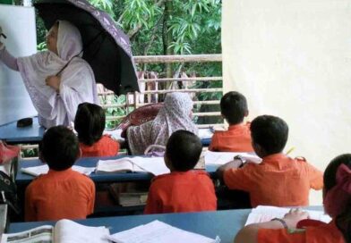 চিতলমারীতে ছাতা মাথায় শিক্ষিকার পাঠদান বৃষ্টিতে ভিজেই ক্লাস, স্কুল বারান্দায় চলছে পাঠদান শ্রেণিকক্ষ সংকট