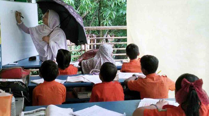 চিতলমারীতে ছাতা মাথায় শিক্ষিকার পাঠদান বৃষ্টিতে ভিজেই ক্লাস, স্কুল বারান্দায় চলছে পাঠদান শ্রেণিকক্ষ সংকট