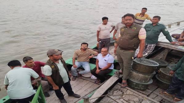 বিশ্ব ঐতিহ্য সুন্দরবনে প্রবেশ নিষিদ্ধ সময়েও কাঁকড়া আহরণ ১৭০ কেজি কাঁকড়া, চার নৌকা ও বিপুল সরঞ্জাম জব্দ বিশ্ব ঐতিহ্য সুন্দরবনে প্রবেশ নিষিদ্ধ সময়েও কাঁকড়া আহরণ ১৭০ কেজি কাঁকড়া, চার নৌকা ও বিপুল সরঞ্জাম জব্দ