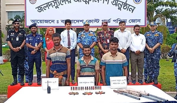 ঐতিহ্য সুন্দরবনে কোস্ট গার্ডের কাছে আত্মসমর্পণ করল কুখ্যাত দস্যু বড় জাহাঙ্গীর বাহিনীর ৩ সদস্য, উদ্ধার জিম্মি জেলে