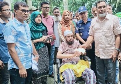 আদমদীঘিতে এমপি কর্তৃক অসহায় মানুষের মাঝে অনুদানের চেক প্রদান
