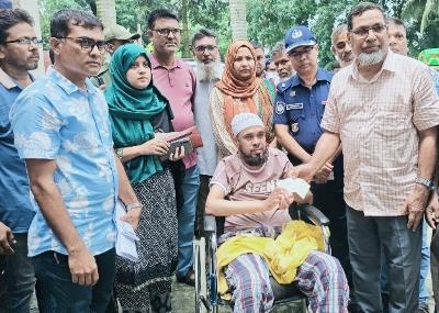 আদমদীঘিতে এমপি কর্তৃক অসহায় মানুষের মাঝে অনুদানের চেক প্রদান