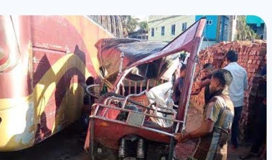 বাগেরহাটে বাসের ধাক্কায় অটোবাইক চালক নিহত, আহত ৪ পার্কিং করার সময় নিয়ন্ত্রণ হারিয়ে কয়েকটি যানবাহনে হামিম পরিবহনের বাসের ধাক্কা; দুইজনের অবস্থা আশঙ্কাজনক