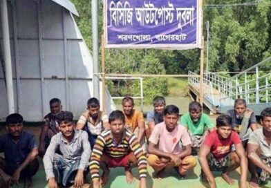 সুন্দরবনের কাছে গভীর সমুদ্রে ইঞ্জিন বিকল দুই ট্রলারসহ ২৮ জেলে উদ্ধার