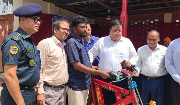বাগেরহাটে যাবজ্জীবন সাজাভোগ শেষে মুক্তিপ্রাপ্তদের পুনর্বাসন সেলাই মেশিন, ব্যাটারিচালিত ভ্যান ও খাদ্যসামগ্রী বিতরণ “পাপকে ঘৃণা করতে হবে, পাপীকে নয়” — জেলা প্রশাসক গোলাম মোহাম্মদ বাতেন