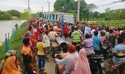 পার্বতীপুরে সড়ক দুর্ঘটনায় মোটরসাইকেল আরোহীর মৃত্যু পার্বতীপুরে সড়ক দুর্ঘটনায় মোটরসাইকেল আরোহীর মৃত্যু